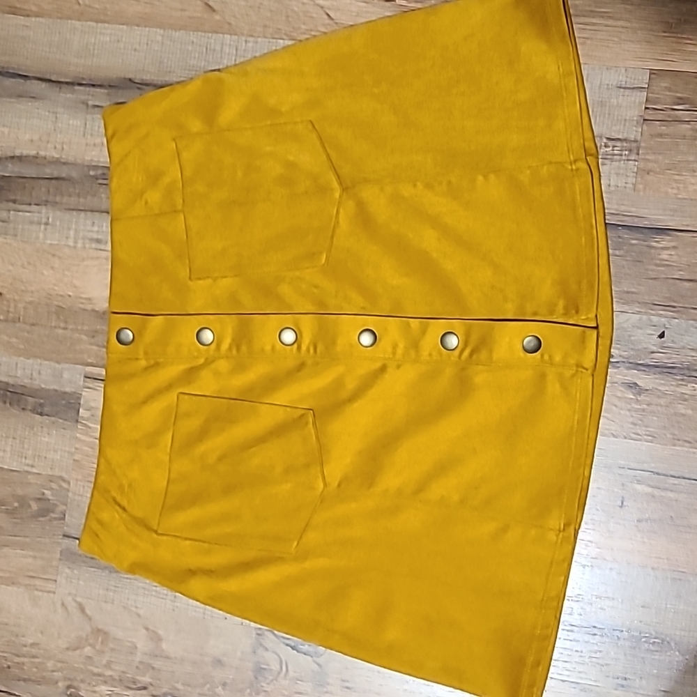 Mustard Yellow Skirt. Functional buttons and pockets Size L. Forever 21 Brand.